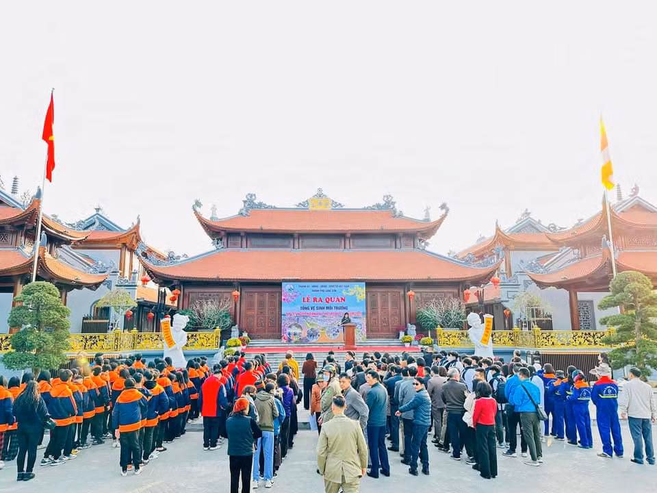 Đông đảo đoàn viên thanh niên Lạng Sơn hưởng ứng "Lễ ra quân tổng vệ sinh môi trường".