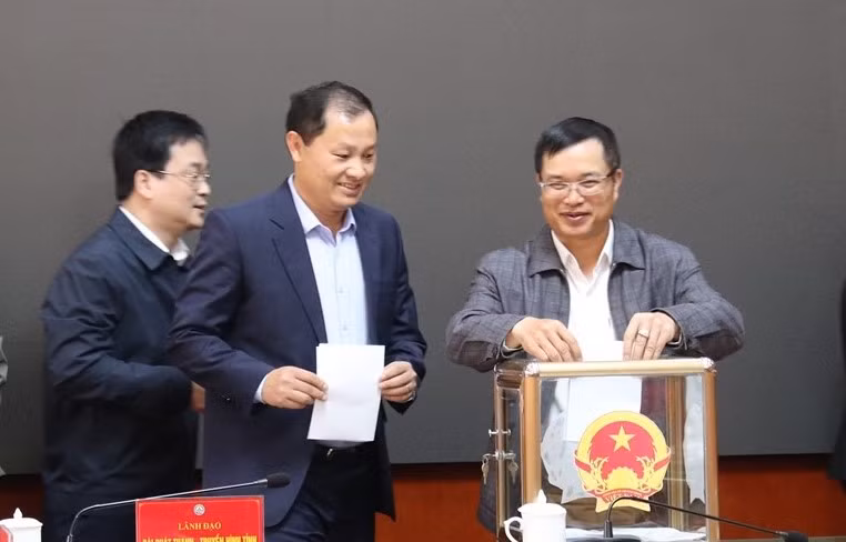 Các đại biểu bỏ phiếu tín nhiệm.