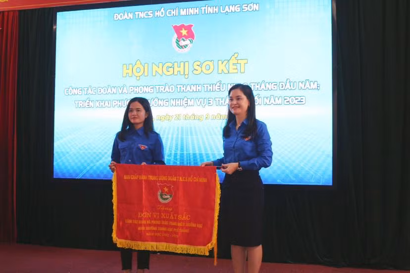 Chị Đinh Thị Anh Thư - Bí thư Tỉnh Đoàn Lạng Sơn trao cờ thi đua xuất sắc cho đơn vị khối trường học.