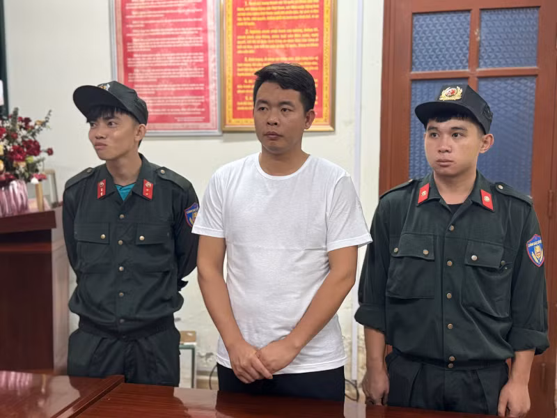 Đối tượng Nguyễn Tiến Nam (giữa)