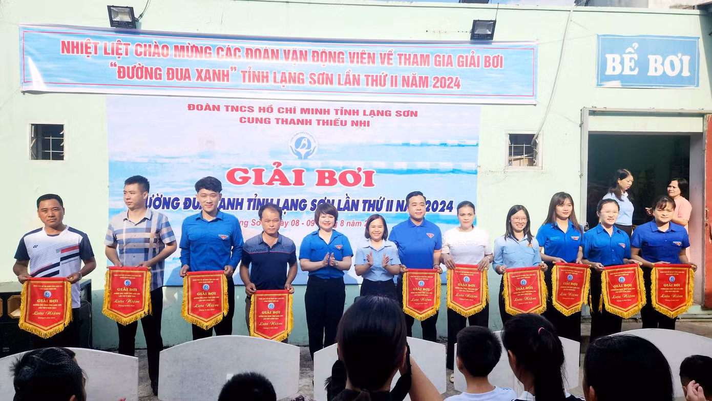 Trao cờ lưu niệm cho các đoàn tham gia giải bơi "Đường đua xanh" năm 2024. Ảnh: Duy Chiến