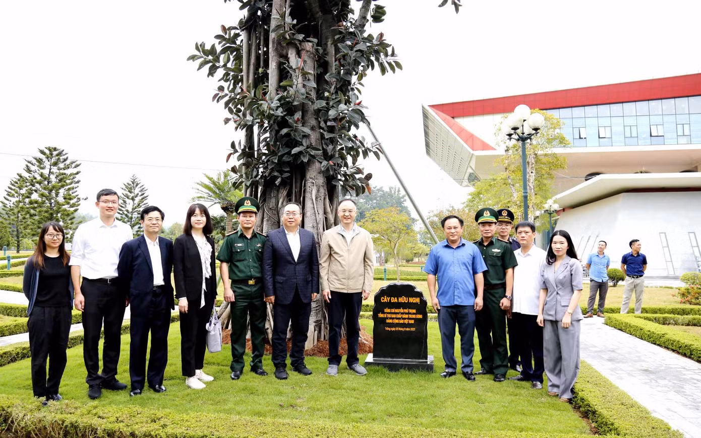 Đoàn ngoại giao Trung Quốc thăm cây đa Hữu Nghị (ngày 28/9/2023). Ảnh: Duy Chiến