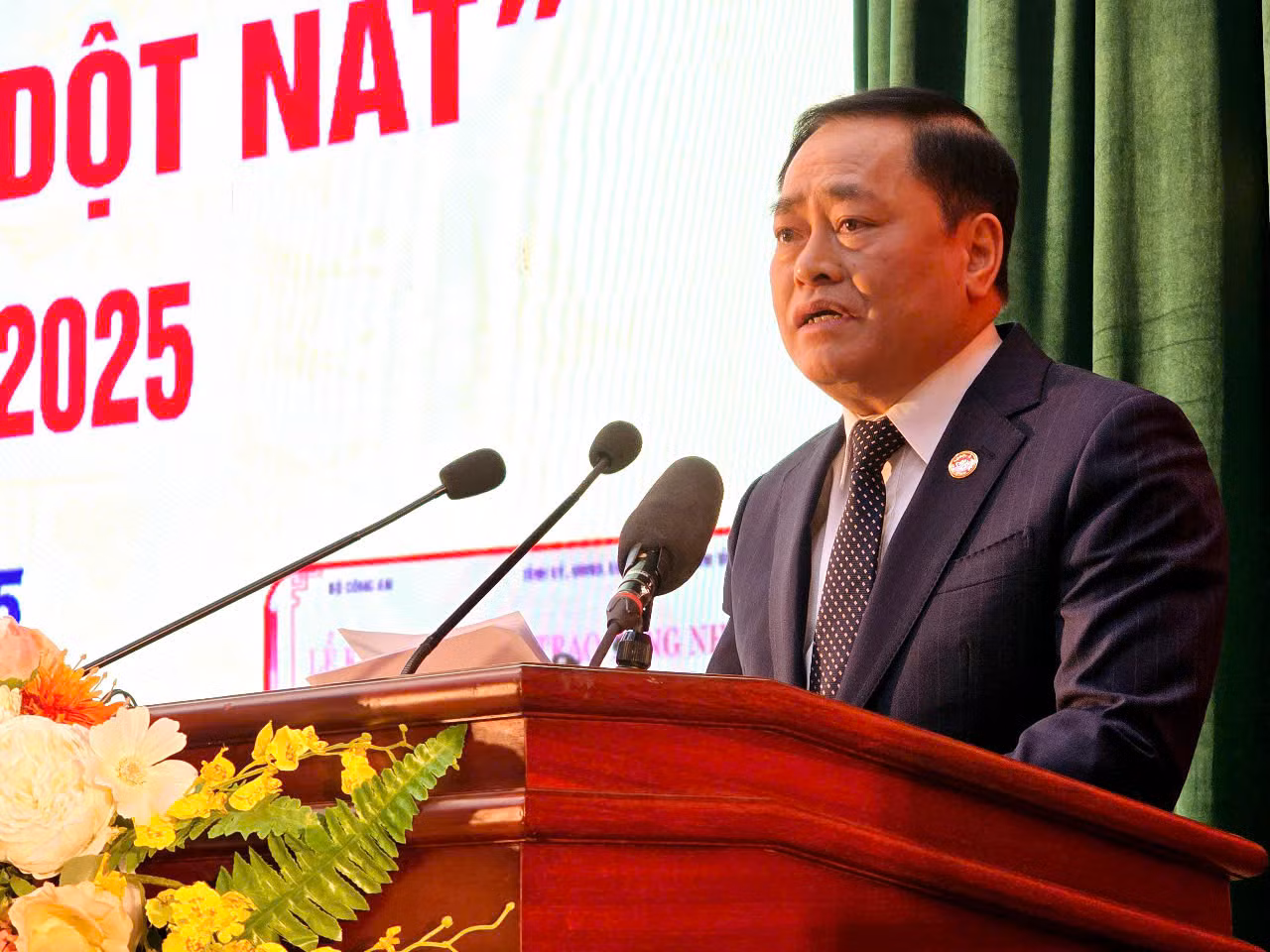 Chủ tịch UBND tỉnh Lạng Sơn Hồ Tiến Thiệu chia sẻ: Hiện tại, tỉnh Lạng Sơn vẫn còn khoảng trên 4.405 nhà tạm, nhà dột nát, cần xây mới, sửa chữa, với tổng kinh phí thực hiện tối thiểu là trên 224,5 tỷ đồng. Để thực hiện được các mục tiêu nêu trên, rất cần có sự chung tay góp sức, đồng lòng, sự vào cuộc của cả hệ thống chính trị, cộng đồng doanh nghiệp và các nhà hảo tâm trong và ngoài tỉnh. Ảnh: Duy Chiến