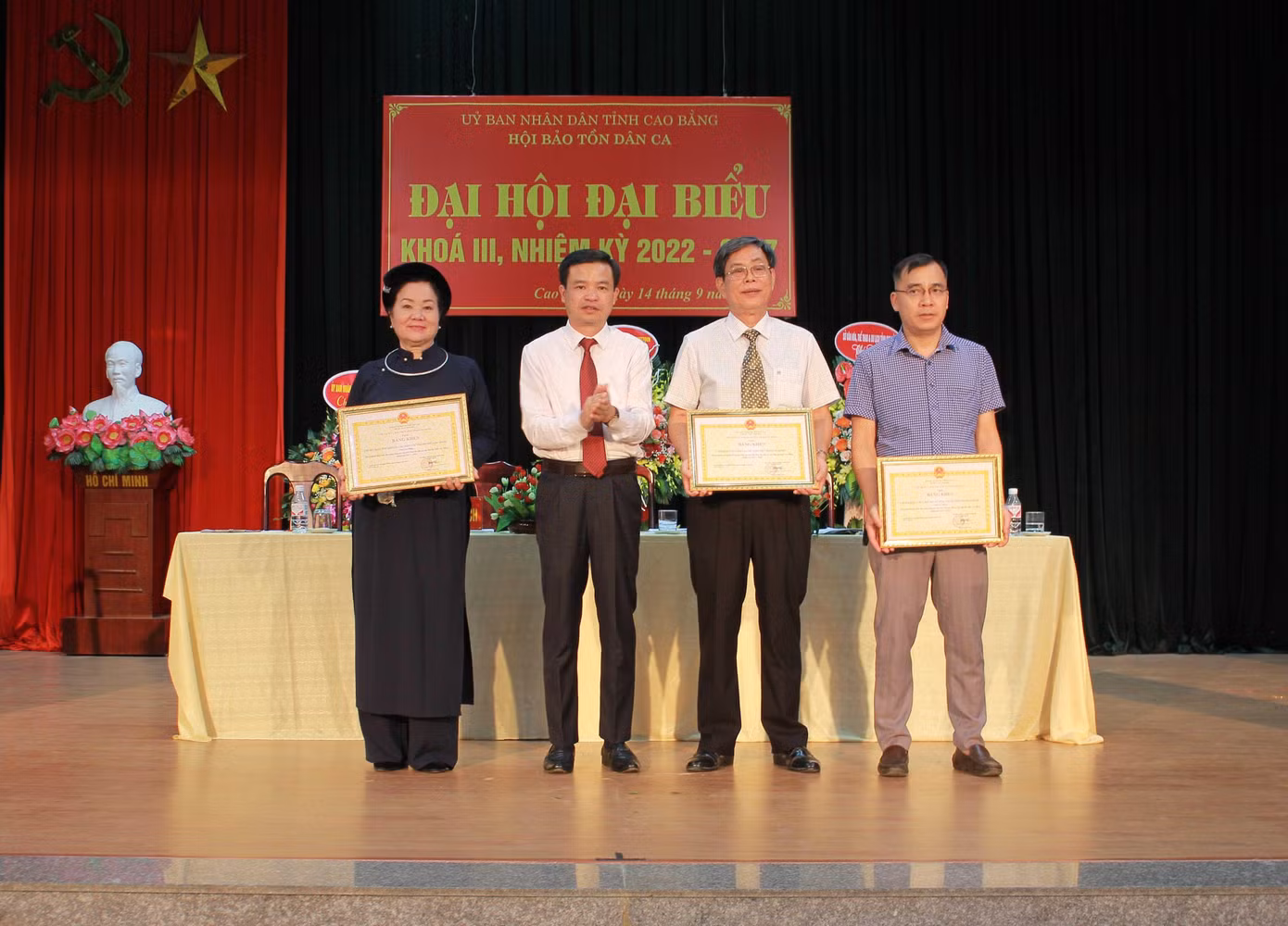 Thừa ủy quyền của Chủ tịch UBND tỉnh Cao Bằng, Trưởng ban Tuyên giáo Tỉnh ủy Bế Thanh Tịnh trao Bằng khen cho 3 tập thể có thành tích xuất sắc. Ảnh: T.Tiên