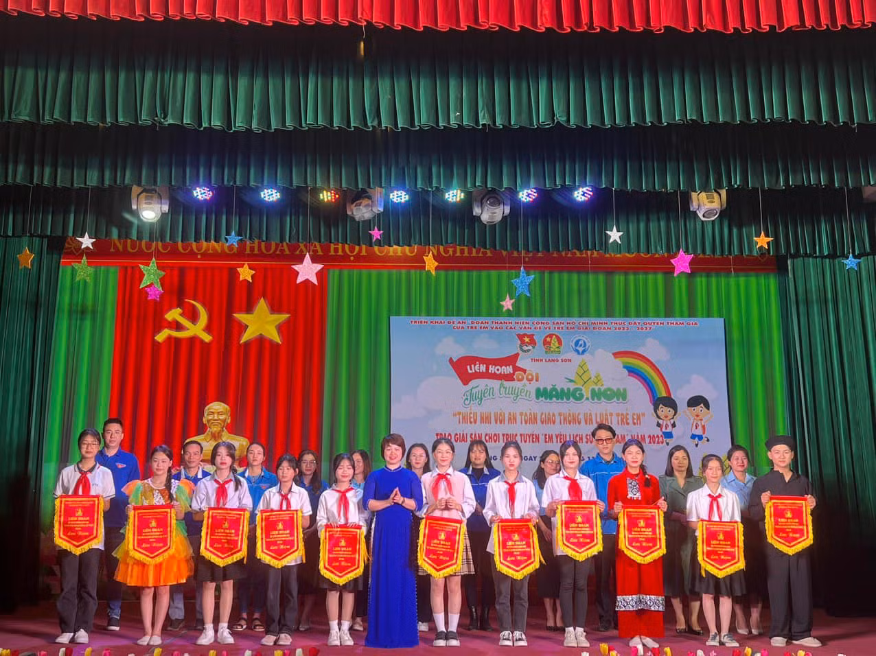 Trao cờ lưu niệm cho các đội thi. Ảnh: Duy Chiến