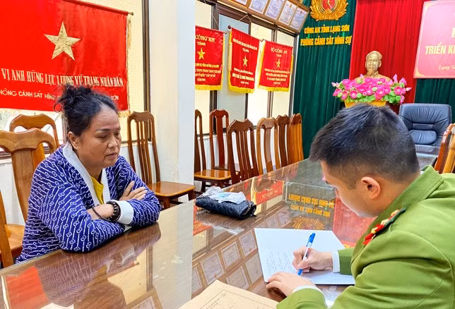 Bà Chu Thúy Nga (bìa trái) khai nhận hành vi tại cơ quan công an -Ảnh: H.T