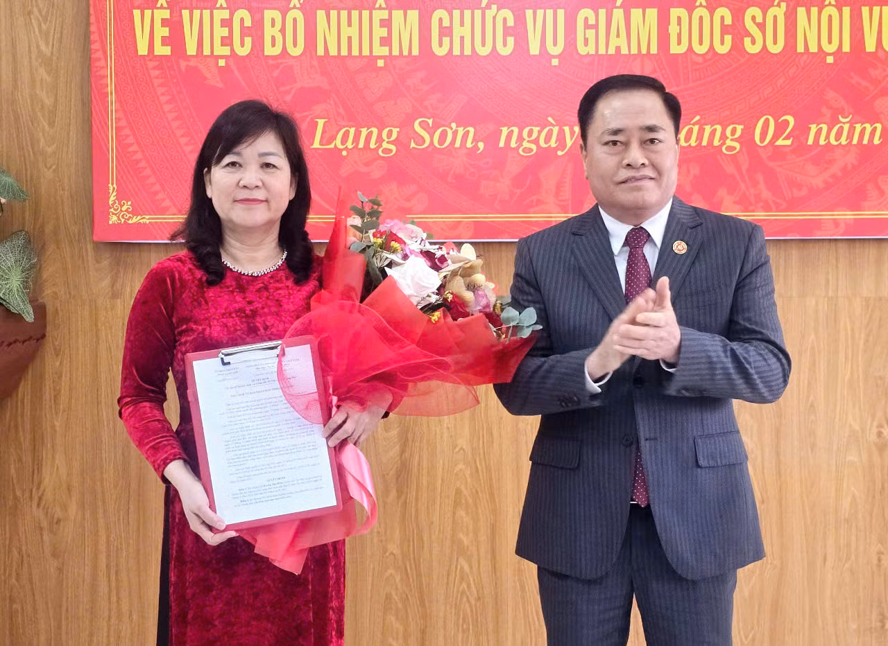 Bà Hoàng Thị Hiền (bên trái) tân Giám đốc Sở Nội vụ tỉnh Lạng Sơn nhận Quyết định, hoa chúc mừng của Chủ tịch UBND tỉnh Lạng Sơn. Ảnh: Duy Chiến.
