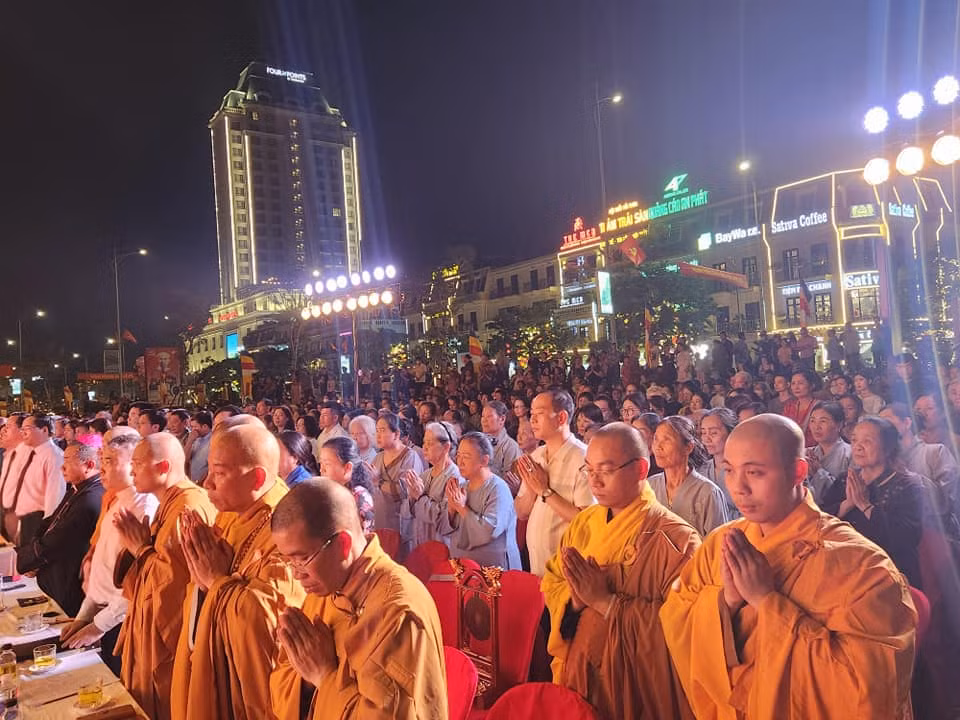 Đại lễ Phật đản, Phật lịch 2567 thu hút hàng nghìn tăng ni, phật tử và nhân dân xứ Lạng. Ảnh: Duy Chiến.
