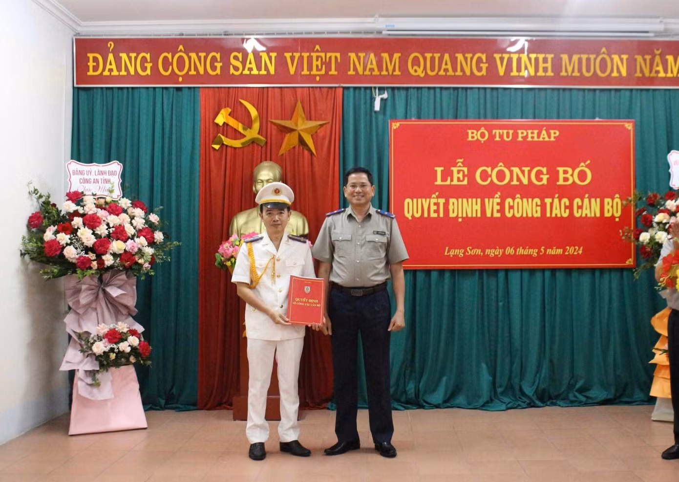 Ông Nguyễn Hữu Tài (bìa trái) nhận Quyết định của lãnh đạo Tổng cục THADS Bộ Tư pháp.