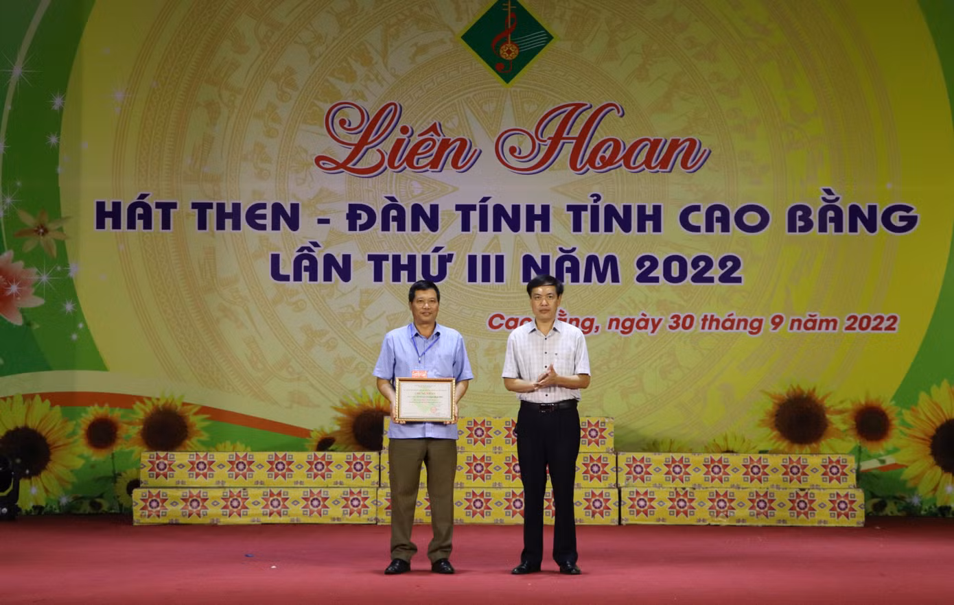 Đội văn nghệ quần chúng huyện Nguyên Bình, Cao Bằng (bìa trái) nhận giải Nhất toàn đoàn -Ảnh: HT