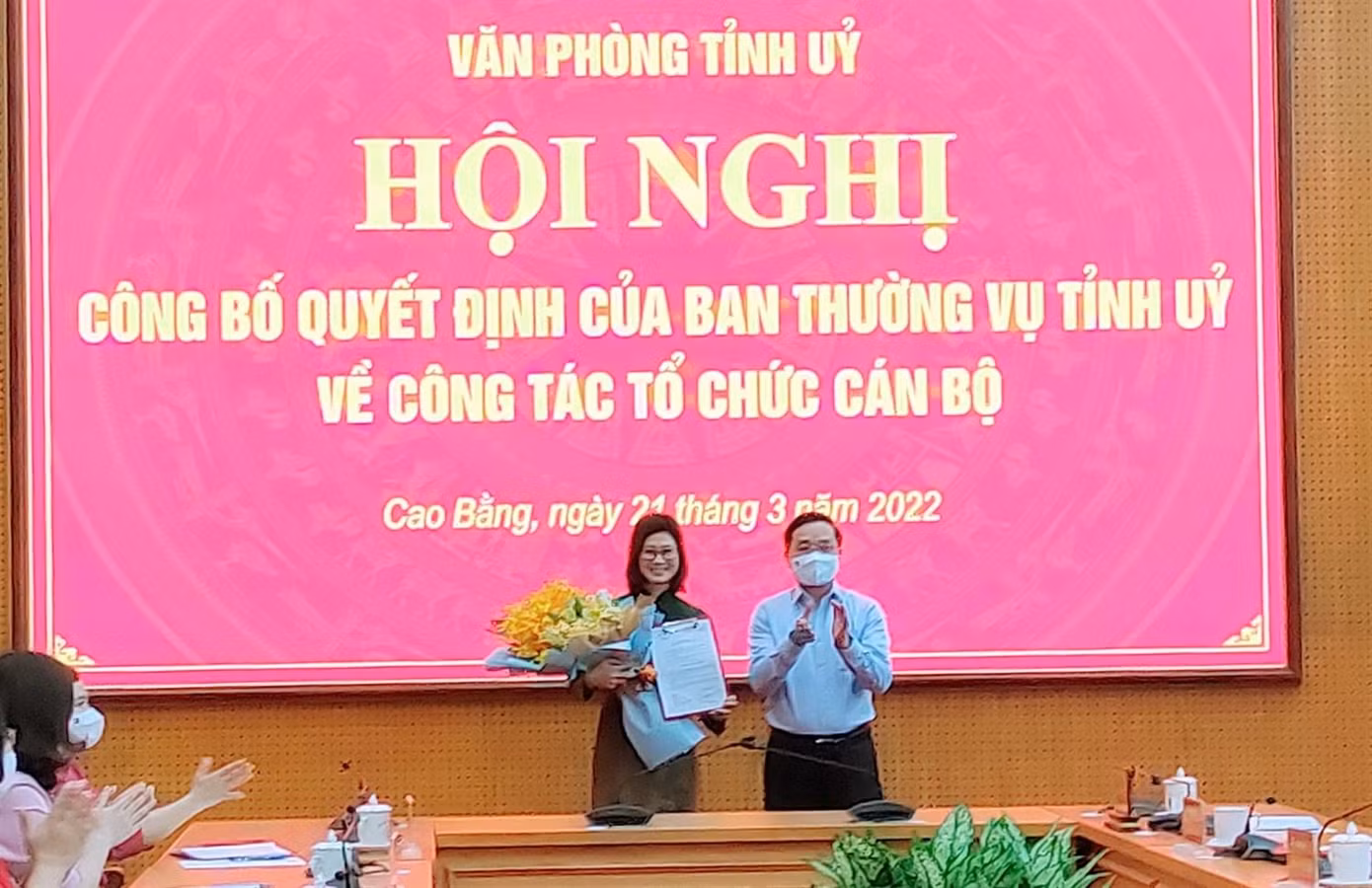 Bà Hoàng Thị Thu Trang (bìa trái) nhận Quyết định, hoa chúc mừng của lãnh đạo Tỉnh ủy Cao Bằng -Ảnh: H. Phúc Bà Hoàng Thị Thu Trang (bìa trái) nhận Quyết định, hoa chúc mừng của lãnh đạo Tỉnh ủy Cao Bằng -Ảnh: H. Phúc