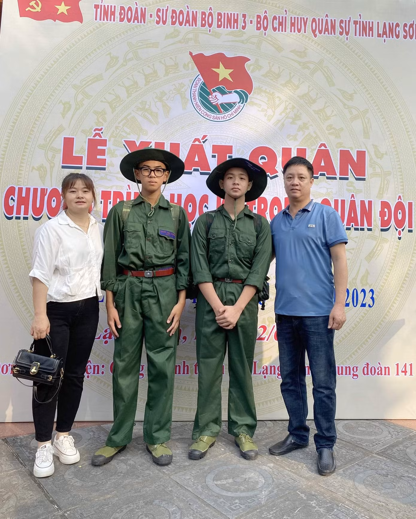 Lần đầu tiên xa nhà nhưng các chiến sỹ nhí chững chạc khi tạm biệt gia đình. Ảnh: Duy Chiến