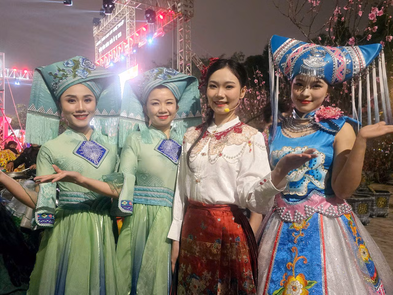 Nữ nghệ sĩ Nghệ Dính (25 tuổi) người dân tộc Choang cùng các diễn viên múa đến từ Trung tâm Bảo tồn và Phát triển di sản văn hóa phi vật thể Bằng Tường cho biết cô đã có vài lần sang Lạng Sơn giao lưu, biểu diễn phục vụ người dân láng giềng nhưng được trình diễn vào ngày 21 tháng Giêng ở xứ Lạng khiến cô và các bạn có niềm hứng khởi. Ảnh: Duy Chiến.