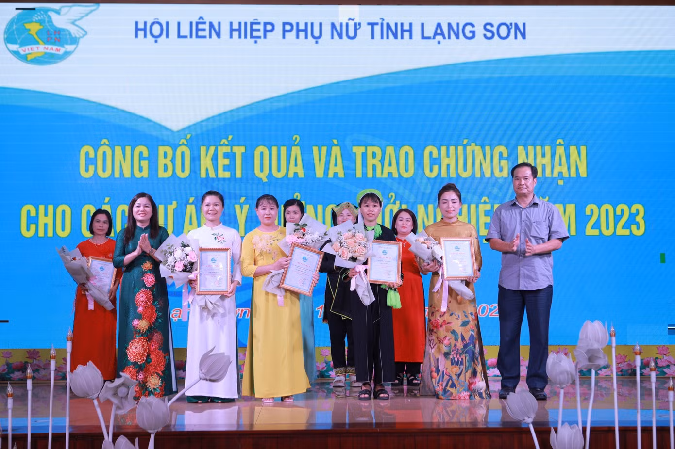 Trao giải cho những ý tưởng khởi nghiệp xuất sắc. Ảnh: Duy Chiến