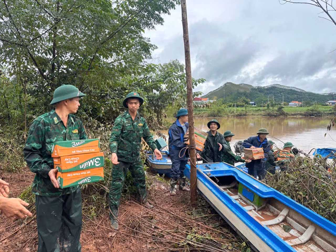 Biên phòng tiếp ứng nhu yếu phẩm cho người dân. Đại tá Trịnh Hữu Tăng (bìa phải), Chính ủy BĐBP tỉnh Lạng Sơn thăm hỏi, tặng quà người già vùng lũ huyện Tràng Định.