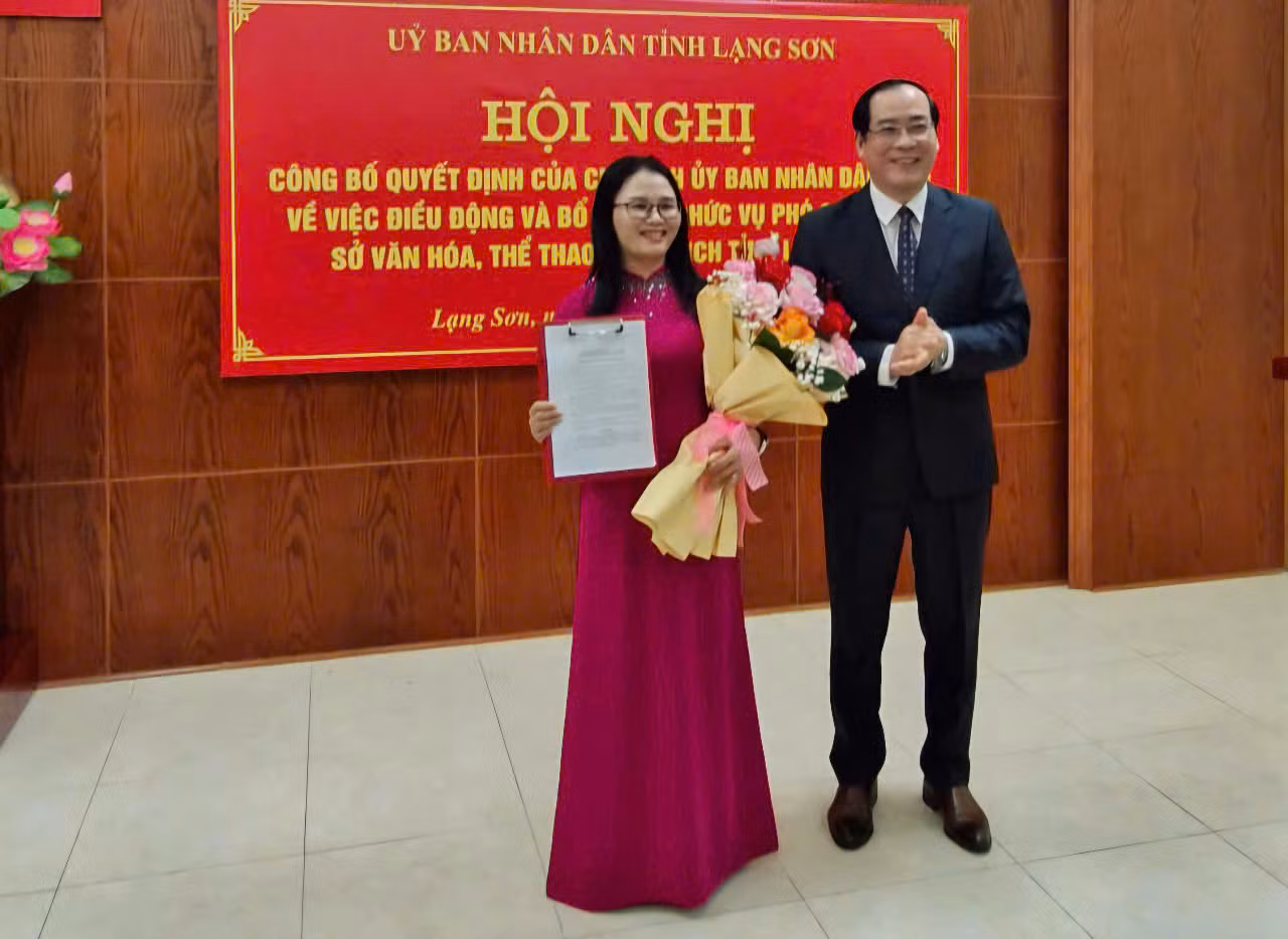 Bà Lê Hải Yến, tân Phó Giám đốc Sở Văn hóa- Thể thao và Du lịch nhận quyết định, hoa chúc mừng của lãnh đạo UBND tỉnh Lạng Sơn.
