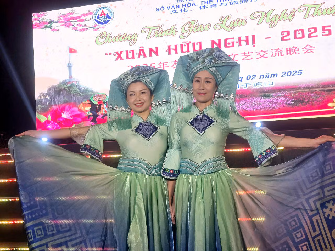 Các vũ công đến từ Bằng Tường- Khu tự trị dân tộc Choang, Quảng Tây, Trung Quốc hoan hỷ khoe váy áo đặc trưng của người Choang đậm đà bản sắc dân tộc, mang đến năm mới tràn đầy hữu nghị, hạnh phúc. Đoàn nghệ thuật Bằng Tường có 31 diễn viên, nghệ sĩ sang xứ Lạng giao lưu với gần chục tiết mục đặc sắc. Ảnh: Duy Chiến.