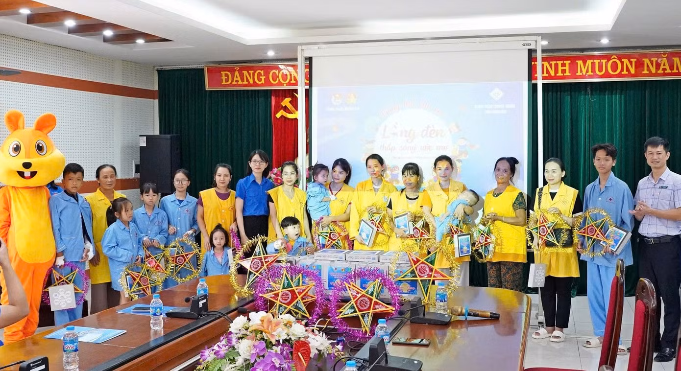 Sôi nổi chương trình "Lồng đèn sáng ước mơ" cho các bệnh nhân nhí tại Bệnh viện Trung ương Thái Nguyên.
