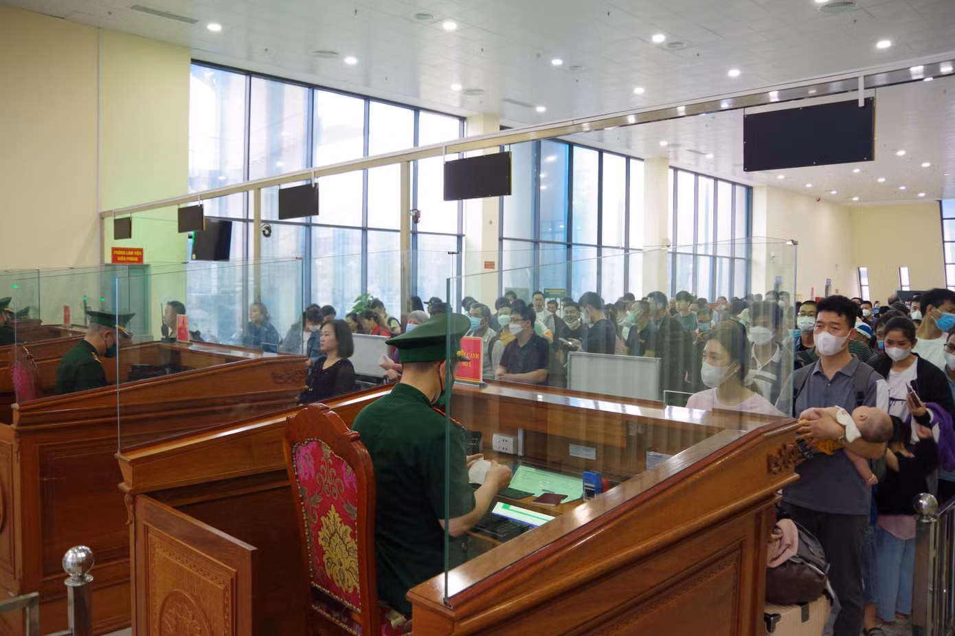 Lực lượng Biên phòng tiến hành công việc từ lúc 5h sáng nhằm giải tỏa việc ùn ứ tại cửa khẩu. Ảnh: Duy Chiến.