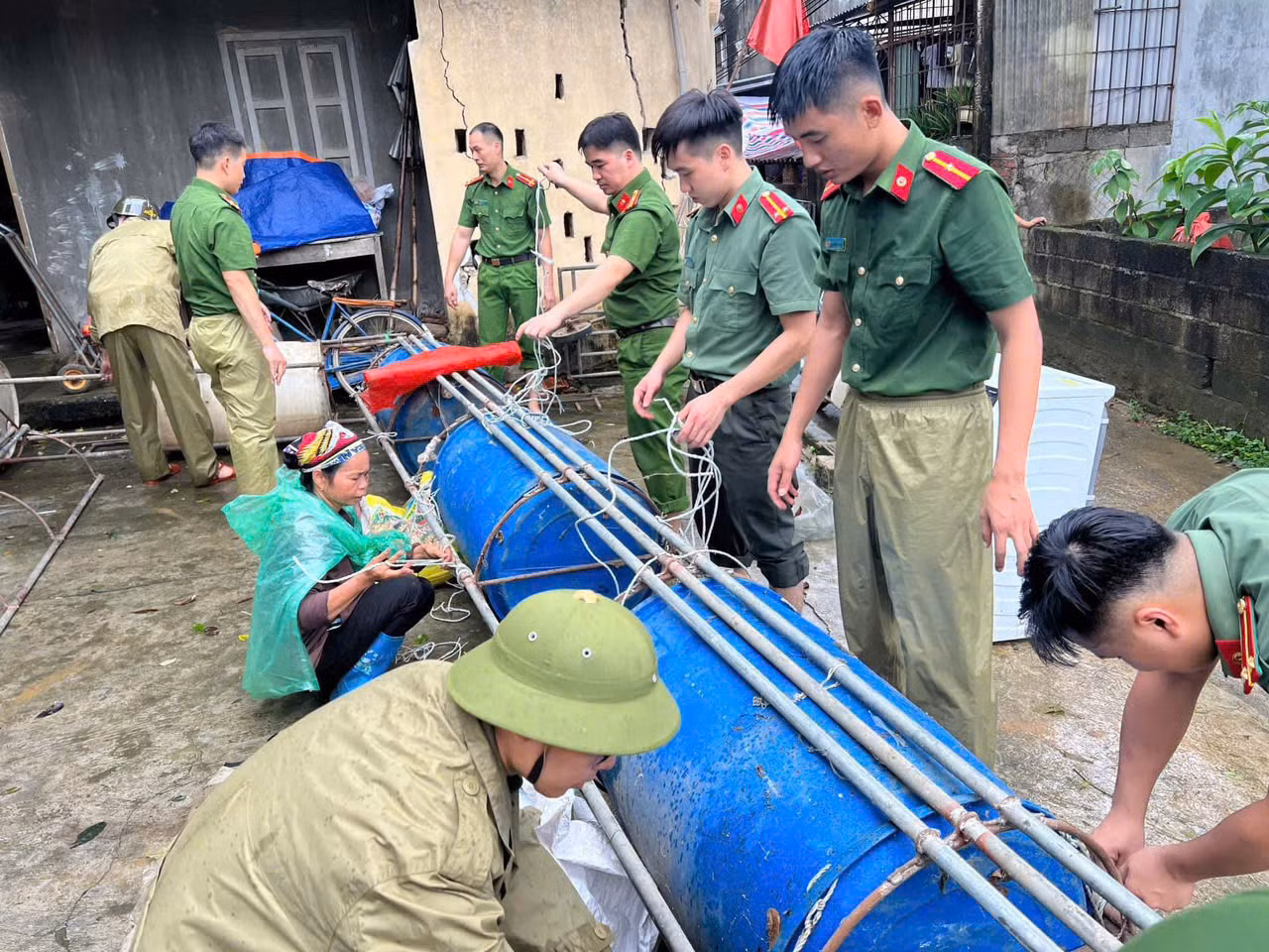 Chung tay giúp sức phòng chống bão lụt.