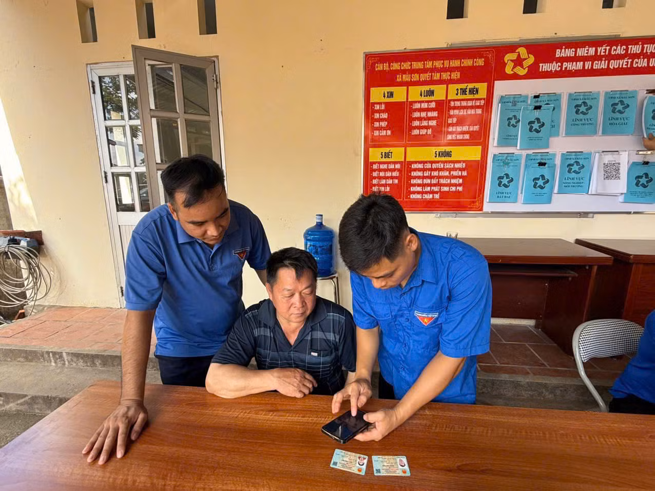 Lực lượng đoàn viên thanh niên Mẫu Sơn hướng dẫn, giúp người dân ứng dụng công nghệ thông tin, giải quyết những thủ tục hành chính. Ảnh: Duy Chiến