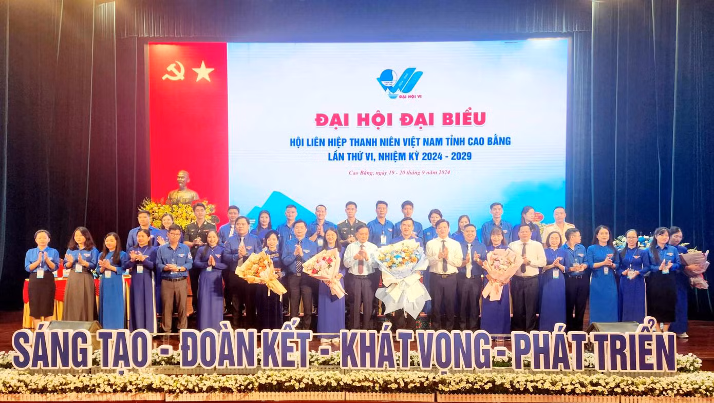 Ủy ban Hội LHTN Việt Nam tỉnh Cao Bằng ra mắt và nhận hoa chúc mừng.