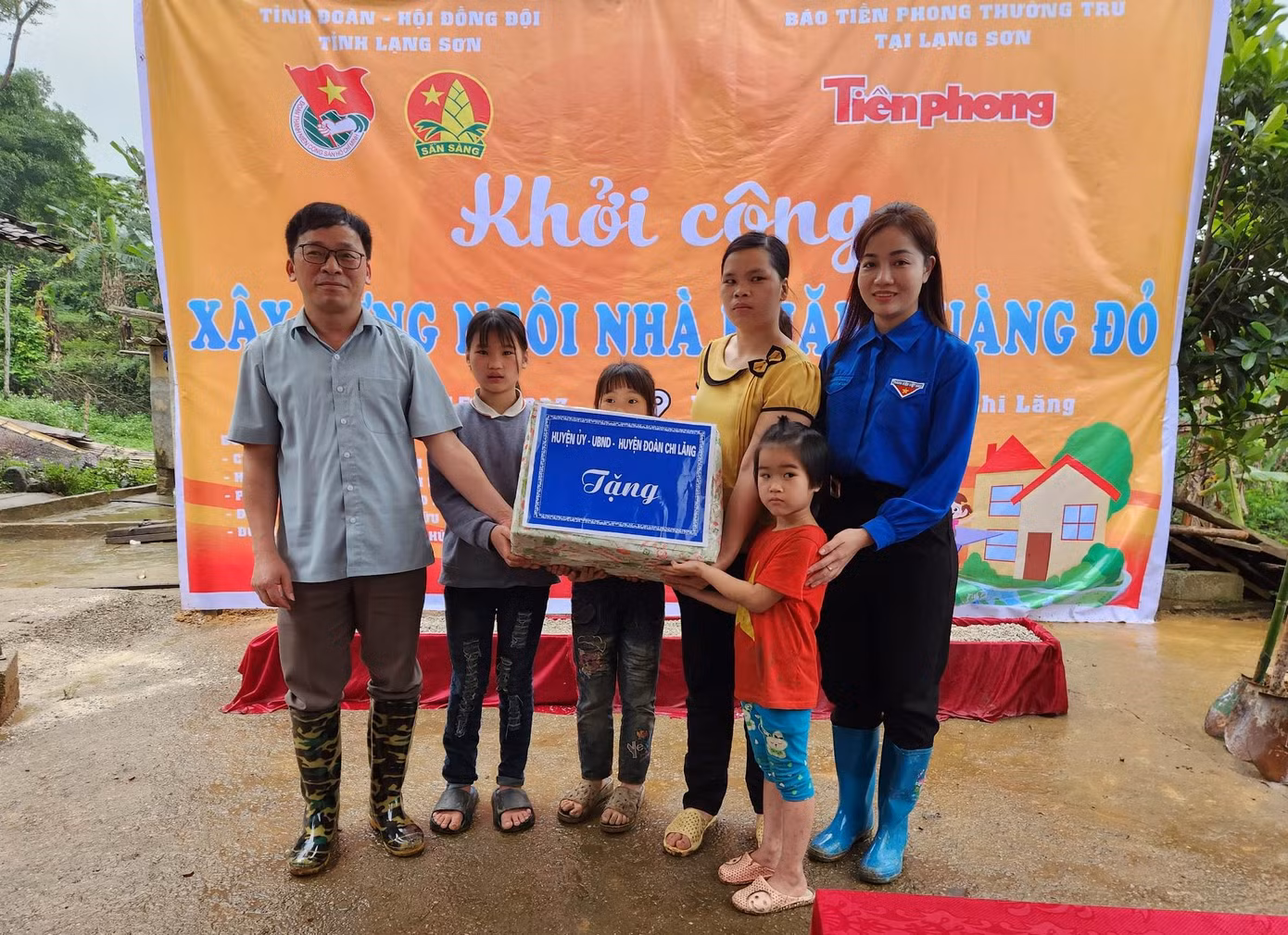 Lãnh đạo huyện Chi Lăng trao quà cho gia đình em Thảo. Ảnh: Duy Chiến