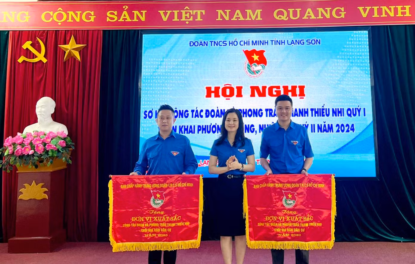 Huyện Đoàn Cao Lộc và Đoàn phường Vĩnh Trại- thành phố Lạng Sơn nhận cờ thi đua của Trung ương Đoàn. Ảnh: Duy Chiến