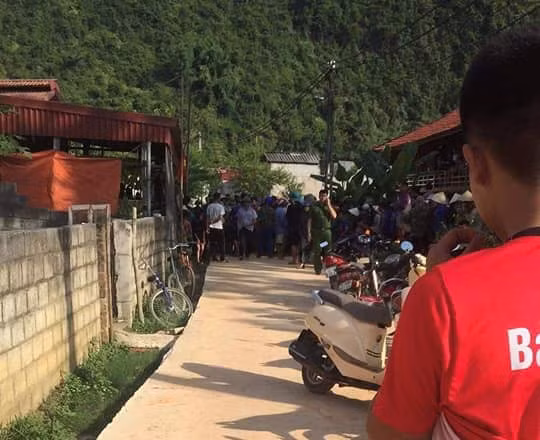 Rất đông người dân hiếu kỳ đến hiện trường để theo dõi vụ việc. Ảnh: TL