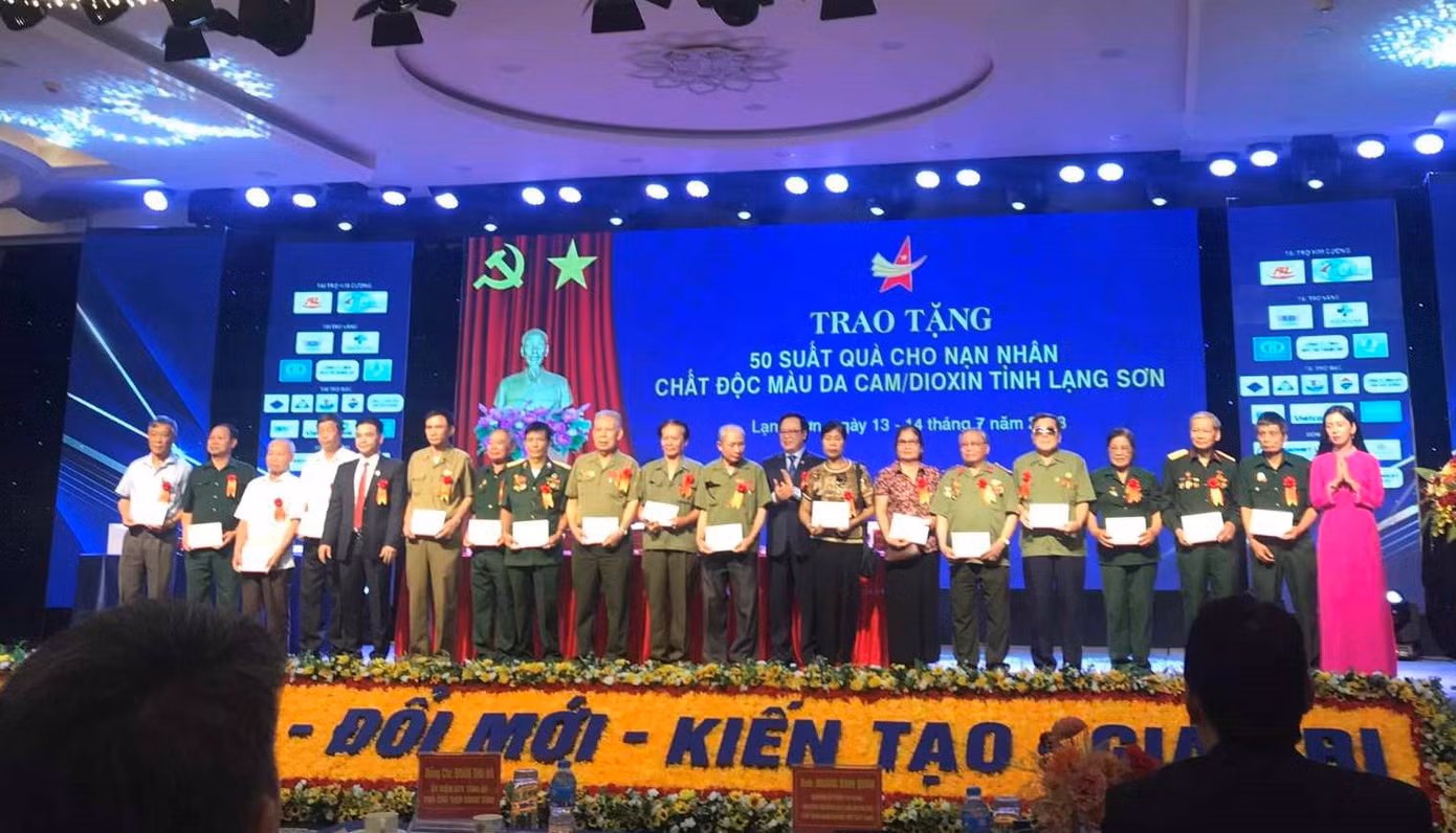 50 nạn nhân chất độc da cam dioxin tỉnh Lạng Sơn nhận quà của Ban tổ chức.