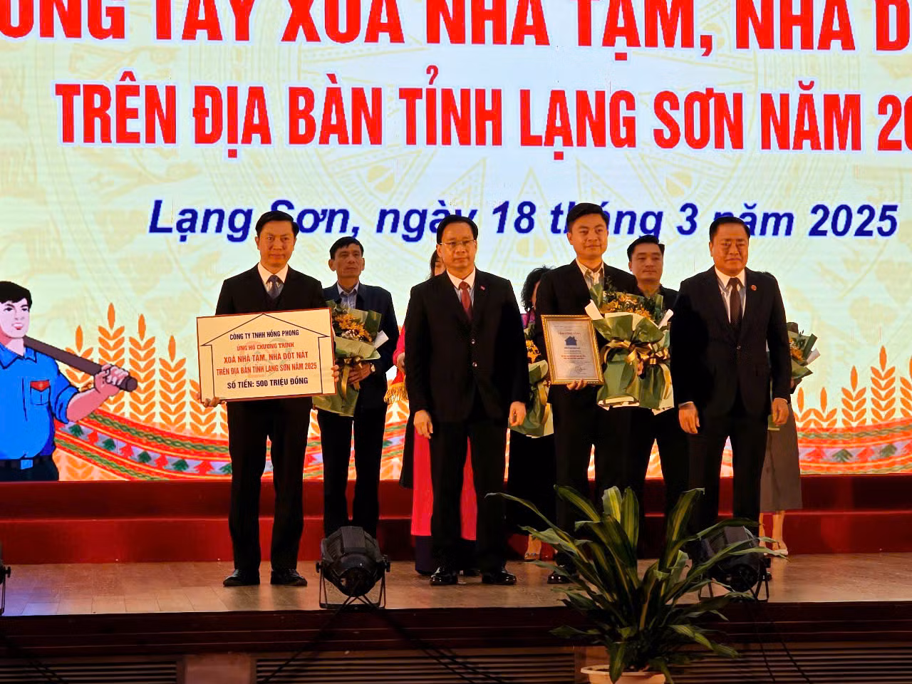 Tại lễ phát động chương trình "Chung tay xóa nhà tạm, nhà dột nát" trên địa bàn tỉnh Lạng Sơn, các doanh nghiệp, mạnh thường quân đã tham gia ủng hộ với tổng số tiền trên 12 tỷ đồng và 20 căn nhà.