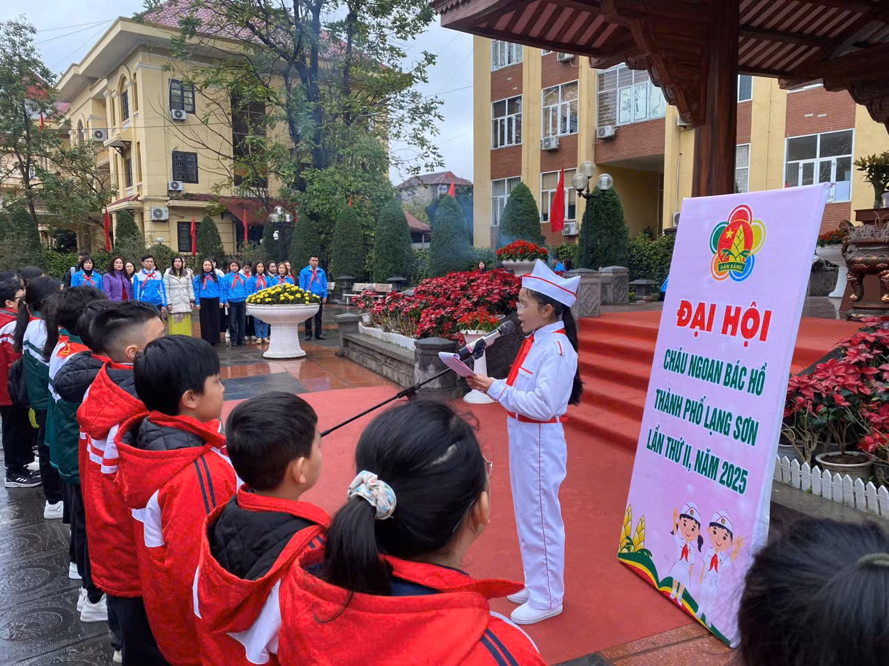 Thiếu niên, nhi đồng báo công dâng Bác tại khu lưu niệm Chủ tịch Hồ Chí Minh ở thành phố Lạng Sơn. Ảnh: Duy Chiến