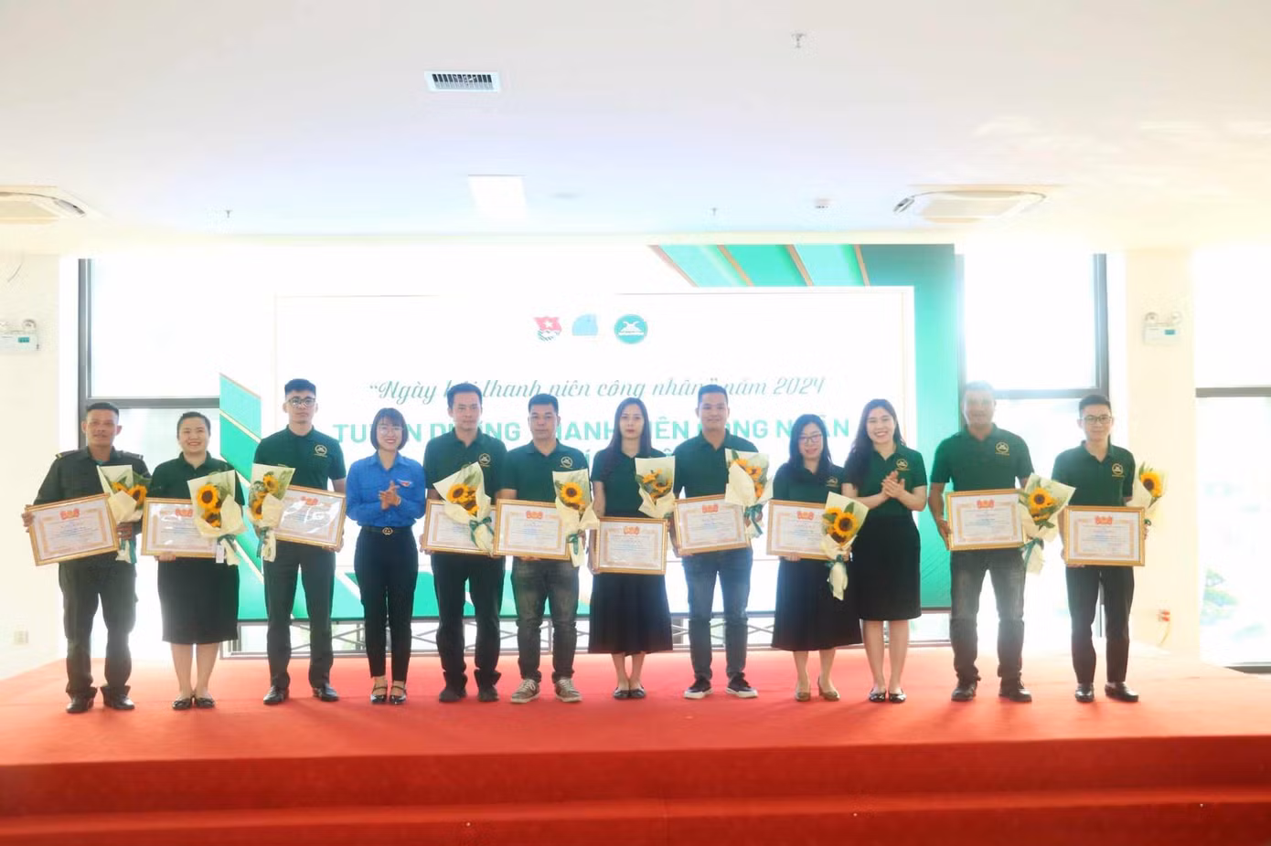 Tuyên dương các thanh niên công nhân có thành tích tiêu biểu. Ảnh: Duy Chiến