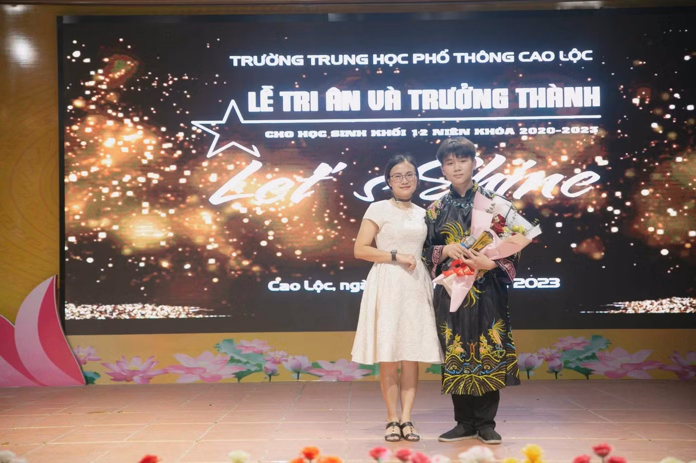 Cô Đặng Tiền Giang, Bí thư Đoàn Trường ghi nhận tinh thần xung kích của Đoàn viên Hoàng Thế Lâm Phong. Ảnh: Duy Chiến