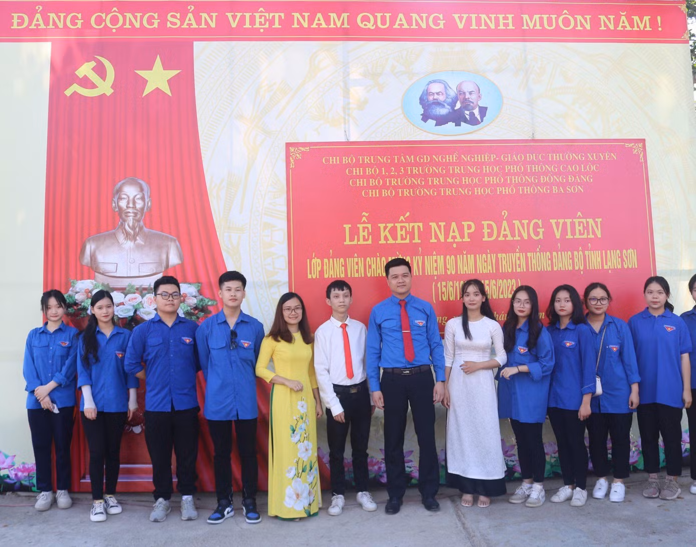 Anh Nguyễn Trọng Khánh - Bí thư Huyện đoàn Cao Lộc (giữa) chúc mừng Hứa Xuân Thiệu (thứ 6 từ trái sang) được đứng trong hàng ngũ của Đảng. Ảnh: Duy Chiến