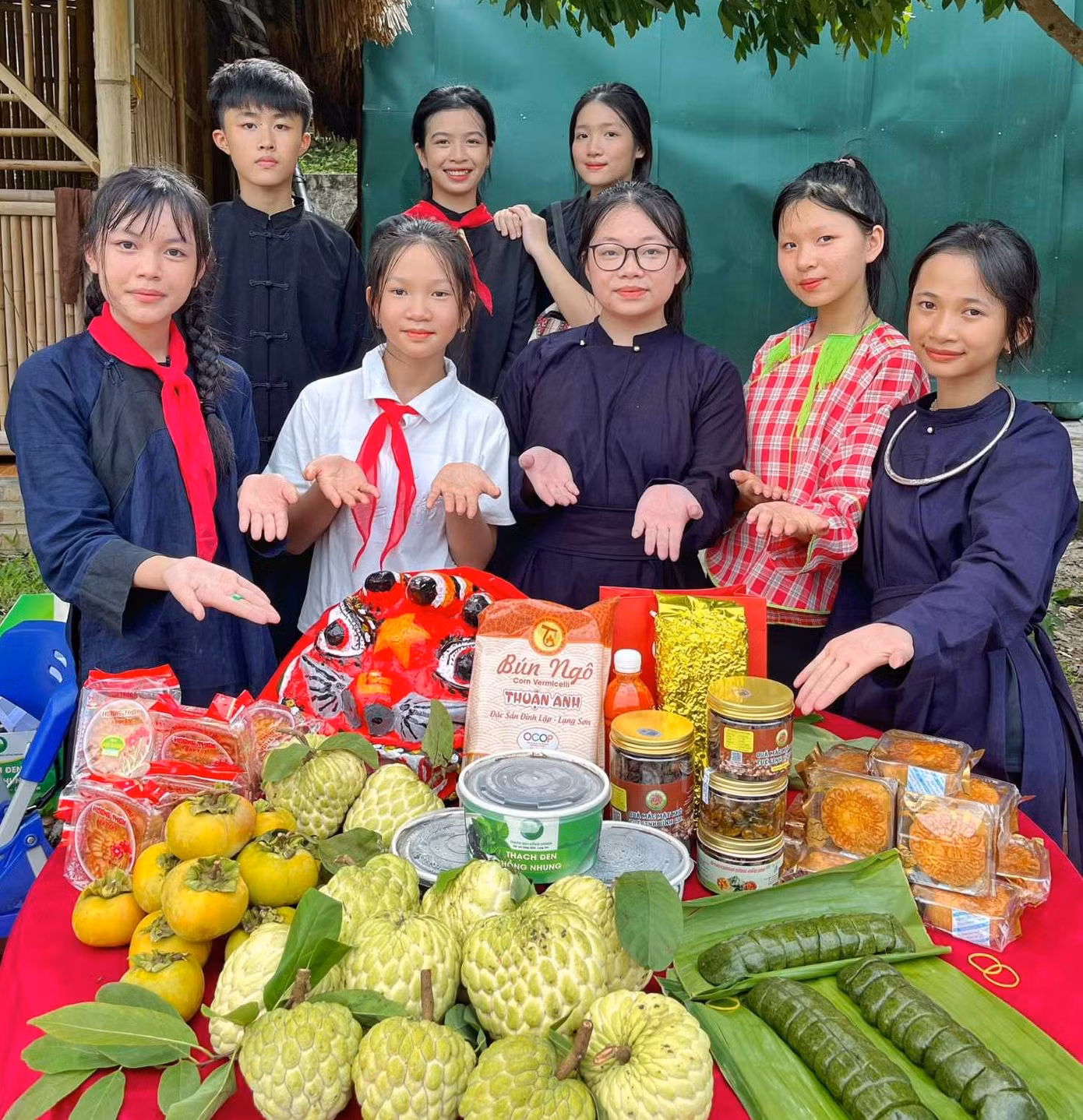 Thiếu nhi xứ Lạng tự hào giới thiệu về sản vật quê hương. Ảnh: Duy Chiến