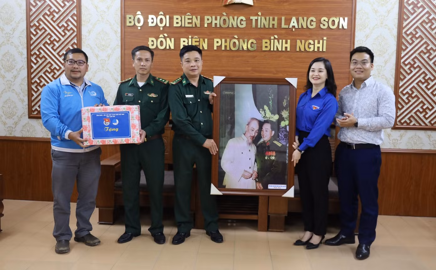 Tỉnh Đoàn và cán bộ Đoàn Trung ương tặng quà động viên cán bộ, chiến sĩ đồn Biên phòng Bình Nghi -Ảnh: Duy Chiến