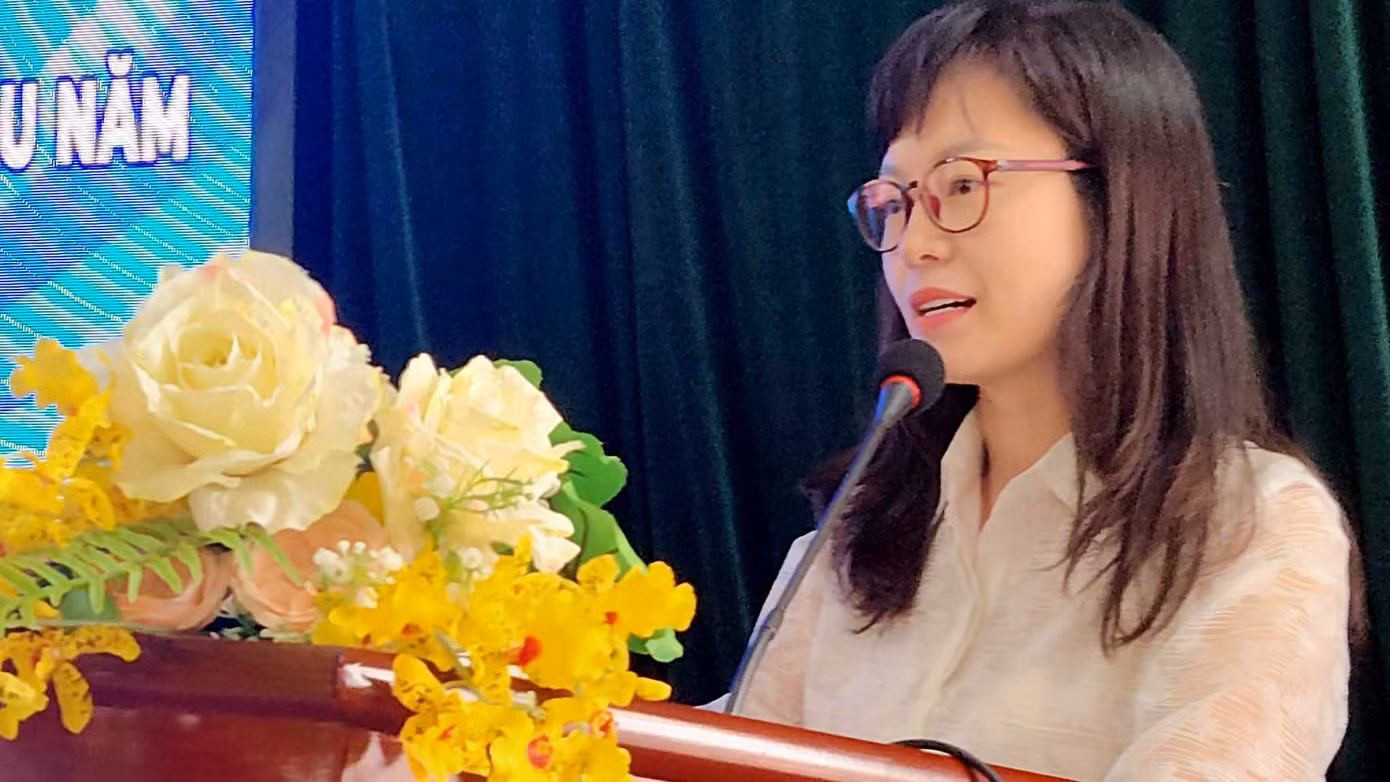 Phó Giám đốc Ngân hàng Chính sách- xã hội tỉnh Lạng Sơn nêu kết quả các vốn vay hỗ trợ thanh niên khởi nghiệp, lao động sản xuất. Ảnh: Duy Chiến