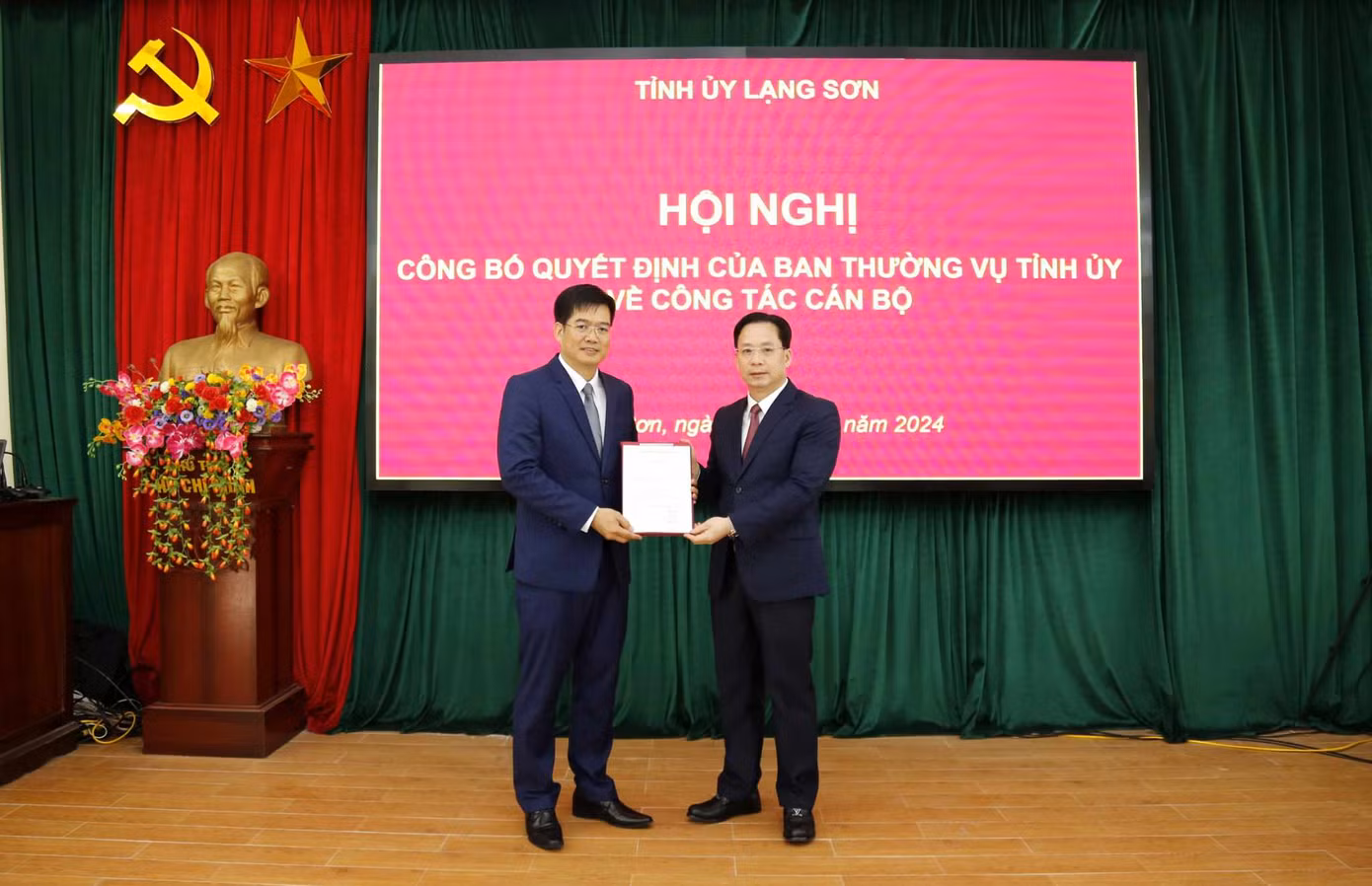 Ông Nguyễn Sỹ Tân (bìa trái), tân Bí thư Huyện ủy Bình Gia nhận quyết định bổ nhiệm. Ảnh: Duy Chiến