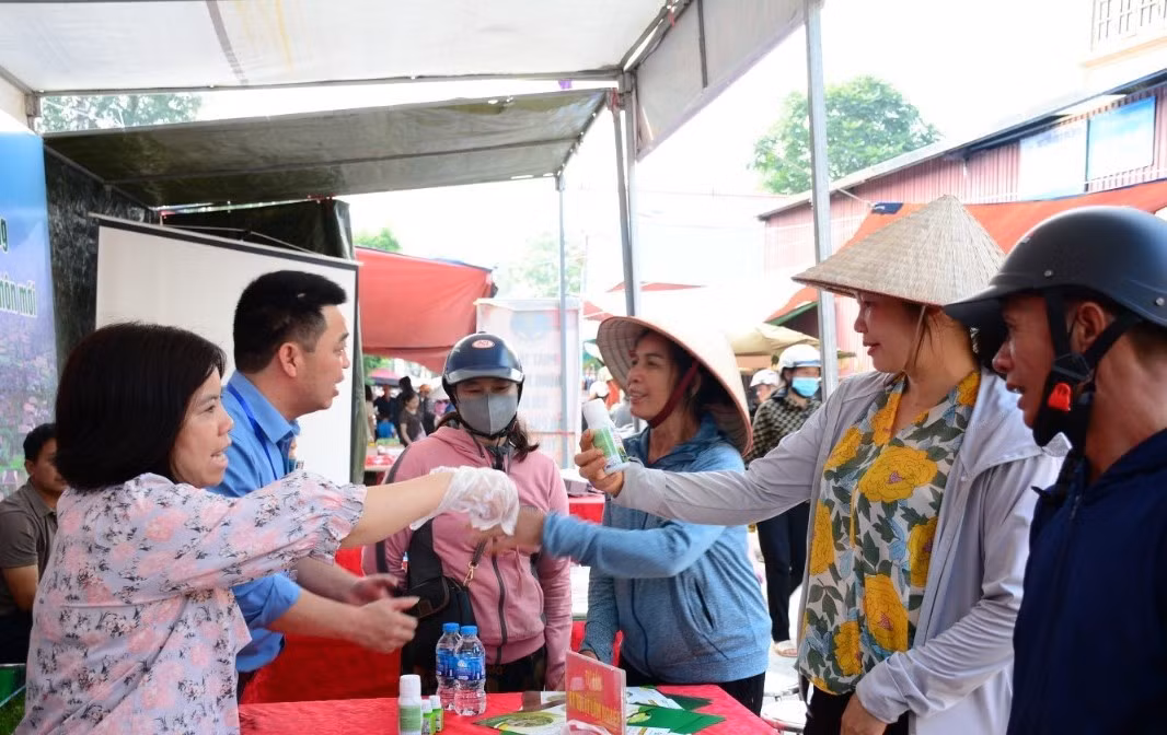 Cán bộ Trung tâm khuyến nông tỉnh Lạng Sơn hướng dẫn, tuyên truyền người dân sử dụng thuốc bảo vệ thực vật an toàn, hiệu quả tại "Khuyến nông phiên chợ" ở xã Gia Cát, huyện Cao Lộc. Ảnh: H.C