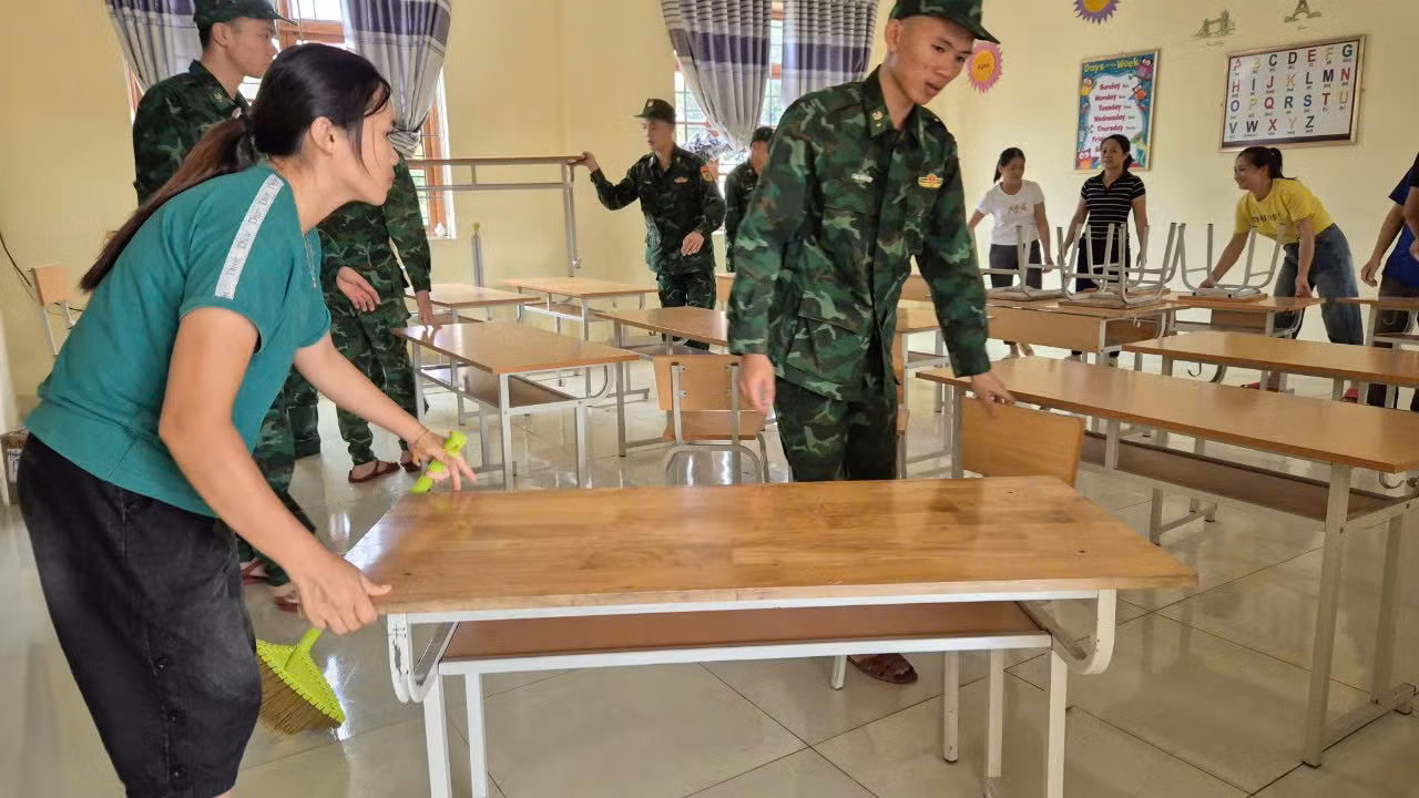 Lực lượng Biên phòng giúp các trường học ở xứ Lạng dọn dẹp vệ sinh trường học, bàn ghế