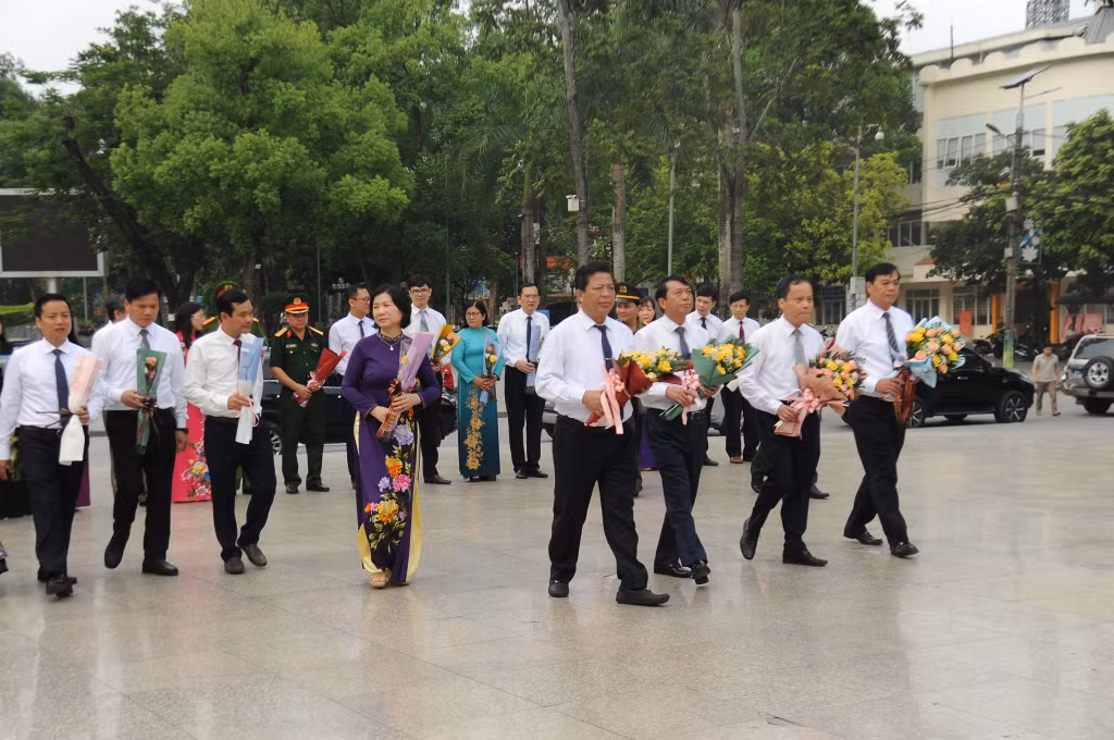 Dâng hoa tưởng niệm Chủ tịch Hồ Chí Minh. Ảnh: V.T