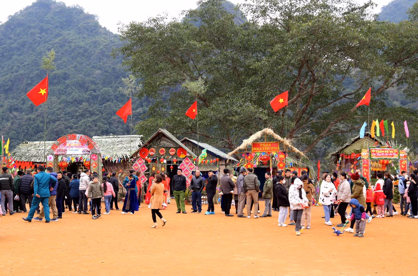 Lễ hội hoa đào xuân Quý Mão huyện Bắc Sơn thu hút rất đông du khách tham gia. Ảnh: Duy Chiến.