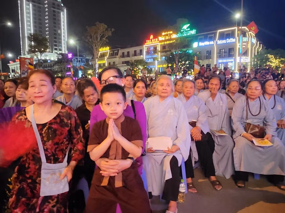 Tăng ni, phật tử hân hoan chào đón Đại lễ Phật đản 2023. Ảnh: Duy Chiến.
