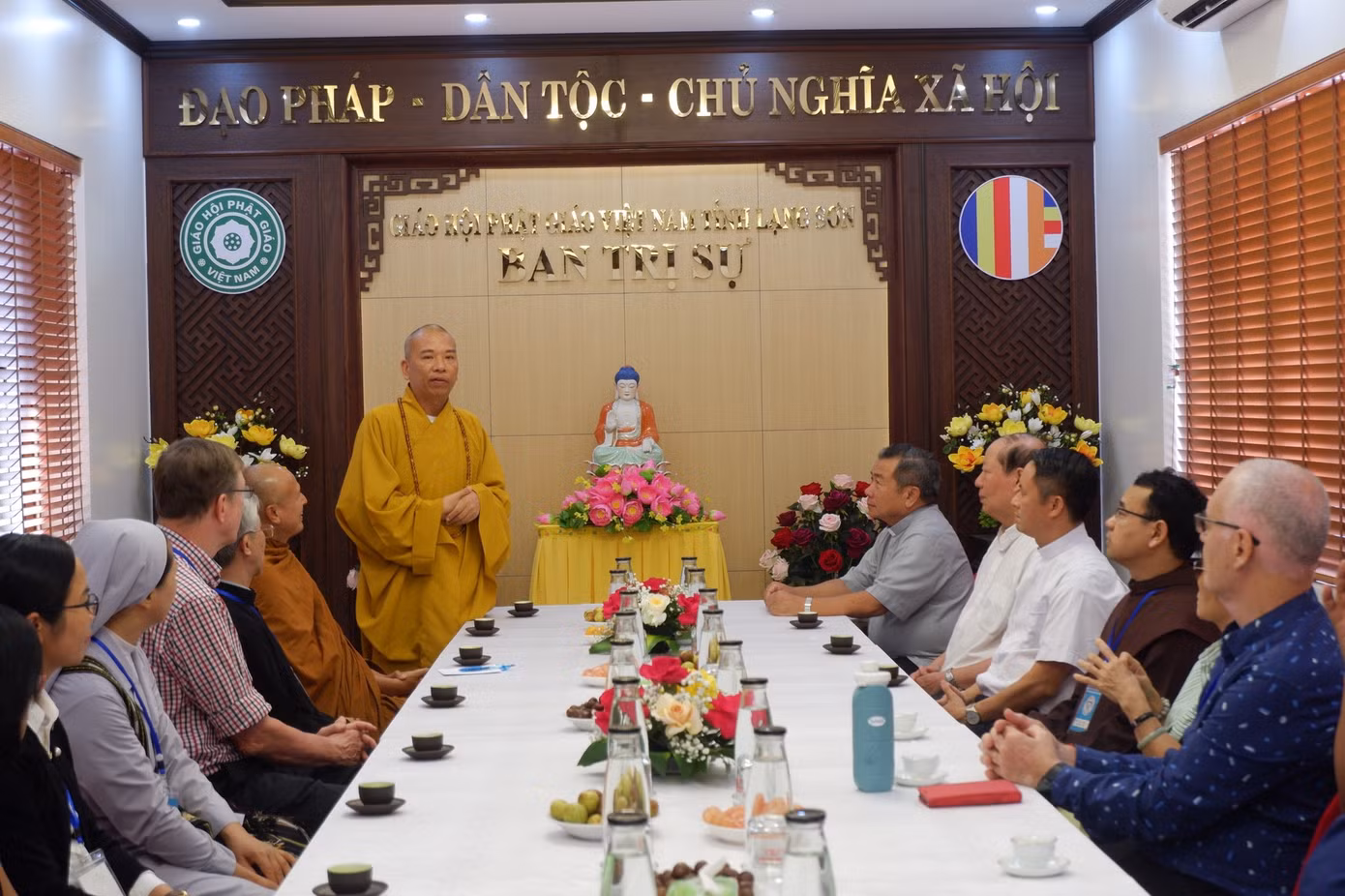 Thượng tọa Thích Quảng Truyền, Trưởng ban trị sự Giáo hội Phật giáo tỉnh Lạng Sơn trao đổi với phái đoàn. Ảnh: Duy Chiến