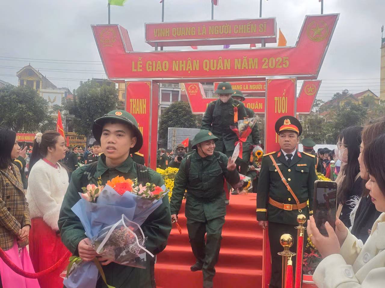 Tuổi trẻ xứ Lạng phấn khởi lên đường nhập ngũ.