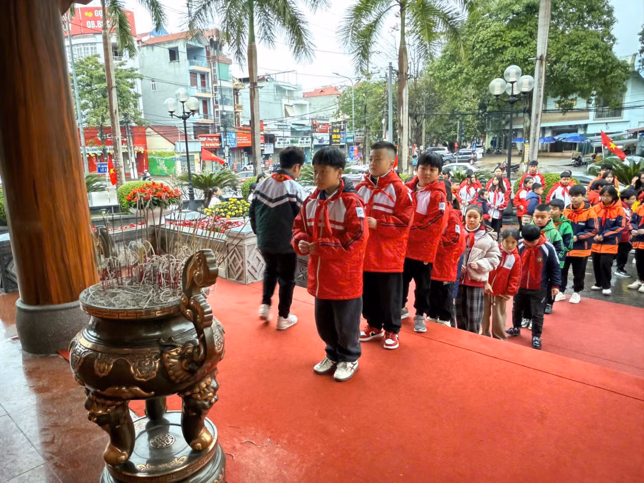 Dâng hương, dâng hoa lên Bác Hồ kính yêu nhân Đại hội Cháu ngoan Bác Hồ thành phố Lạng Sơn lần thứ II năm 2025.
