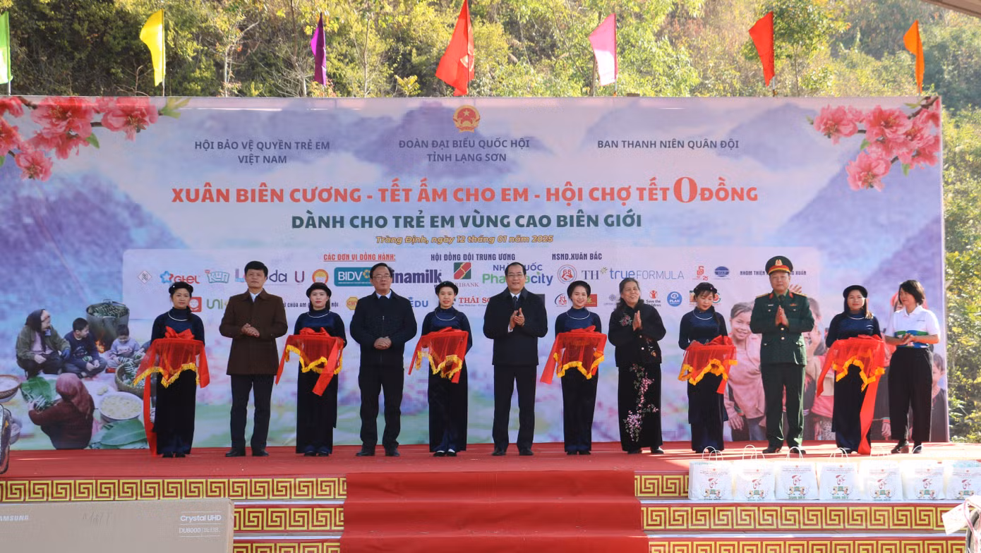 Nghi lễ cắt băng khai mạc "Phiên chợ 0 đồng".