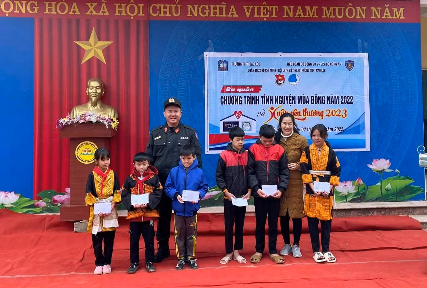 Đoàn thiện nguyện trao 6 suất học bổng cho học sinh nghèo trường PTDT Bán trú TH-THCS xã Mẫu Sơn - Ảnh: Duy Chiến