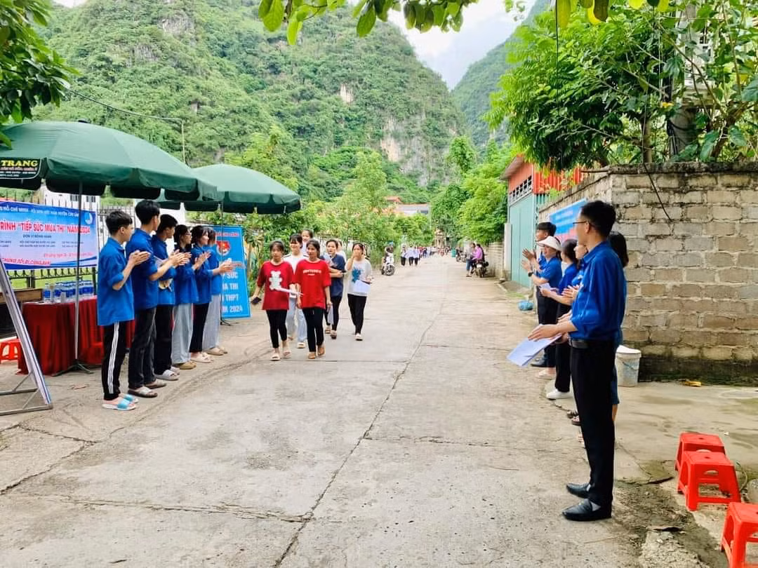 Hỗ trợ, hướng dẫn, chào đón các sĩ tử đến các điểm thi.